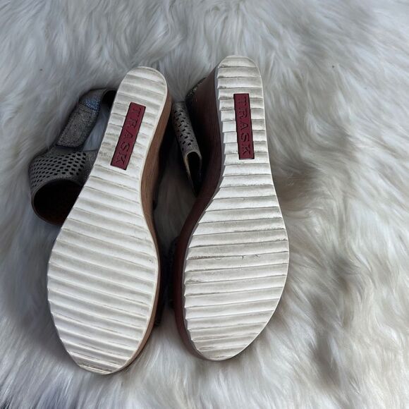 Trask Antique Bronze/Silver Perforated Leather Platform Sandals Sz 6.5 - Picture 3 of 4
